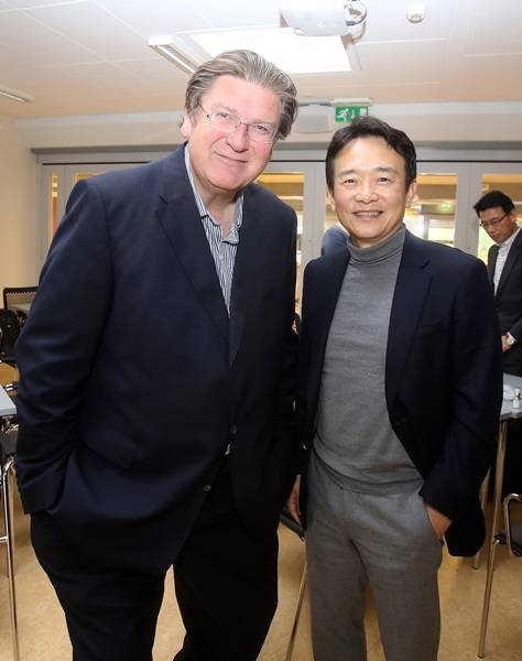 남경필 경기도지사가 아이슬란드 혁신센터 본사에서 토르스테인 시그푸슨 혁신센터 총장을 만나 양 지역 간 스타트업 기업 육성 방안을 놓고 의견을 나누고 있다.(사진=경기도)