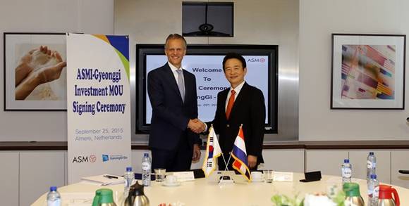 네덜란드 현지시각 지난 25일 오전 해외 투자유치와 양성평등 정책 발굴을 위해 네덜란드와 아이슬란드 방문길에 나선 남경필 경기도지사가 네덜란드 알메르 소재 ASMI 본사에서 찰스 델프라도 ASMI 회장과 협약서에 서명했다.(사진=경기도)