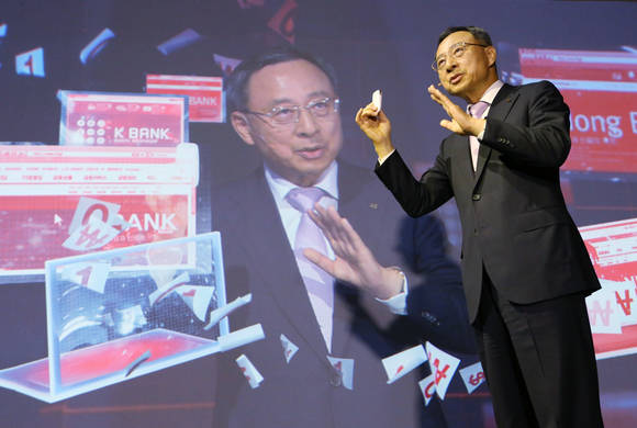 지난 23일 오전 서울 세종로 KT광화문빌딩 웨스트 1층 올레스퀘어에서 열린 통신 130주년 기념 기자간담회에서 비전을 발표하는 황창규 회장. (사진제공=KT)