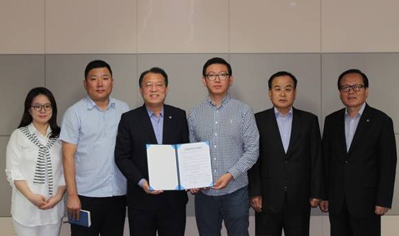 좌측 세번째 홍승표 공사 사장과 박재영 공사 노동조합 위원장(사진=경기관광공사)