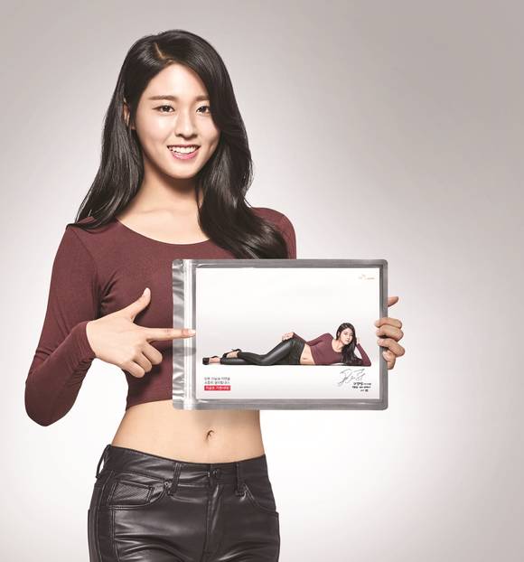 브로마이드 세트를 들고 있는 ‘설현’. (사진제공=SK텔레콤)