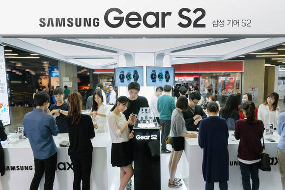 서울 삼성동 코엑스몰에 위치한 ‘갤럭시 스튜디오’에서 많은 소비자들이 ‘기어 S2’의 혁신 기능을 체험하고 있다. (사진제공=삼성전자)