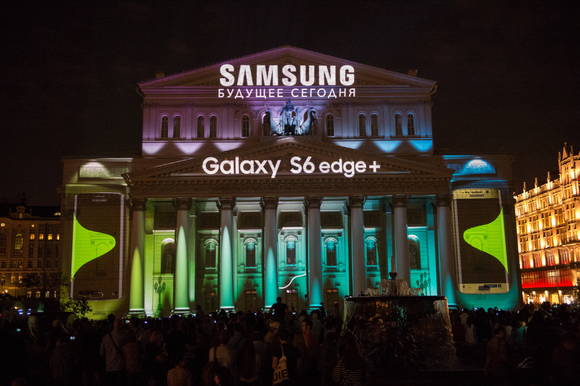 모스크바 볼쇼이 극장 외벽에서 공연된 ‘갤럭시 S6 엣지+’ 영상. (사진제공=삼성전자)