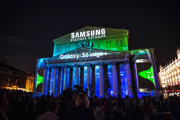 모스크바 볼쇼이 극장 외벽에서 공연된 ‘갤럭시 S6 엣지+’ 영상. (사진제공=삼성전자)