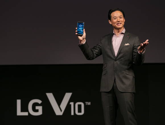LG전자 미국법인 모바일 마케팅팀 Frank Lee 부장이 'LG V10'을 직접 공개하고 있다. (사진제공=LG전자)