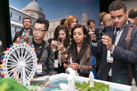 북미 지역 미디어 관계자들이 행사장에 전시된 'LG V10'에 관심을 보이며 취재하고 있다. (사진제공=LG전자)