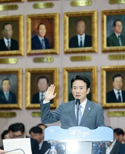 남경필 경기도지사가 2일 오전 경기도청 신관 4층 제1회의실에서 열린 2015년도 안전행정위원회 국정감사에서 증인선서를 하고 있다.(사진=경기도)