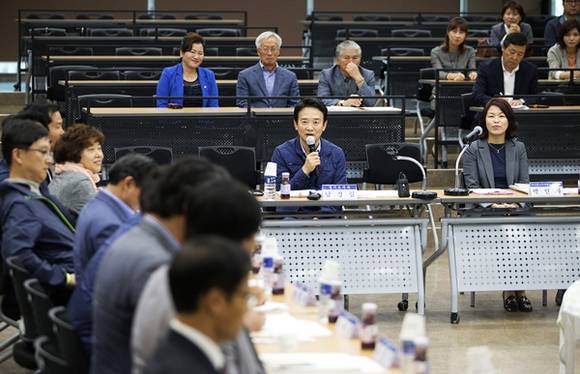 지난 3일 오전 남경필 경기도지사가 전라남도 구례자연드림파크(아이쿱 생협)을 현장 방문해 사업현황 청취 및 관계자 간담회를 하고 있다.(사진=경기도)