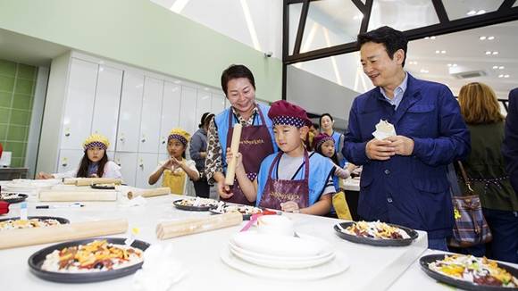 남경필 경기도지사가 전라남도 구례자연드림파크(아이쿱 생협)을 현장 방문해 체험공방을 견학 하고 있다.(사진=경기도)