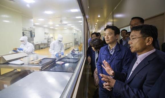 우리밀공방을 현장견학 하고 있는 남경필 경기도지사