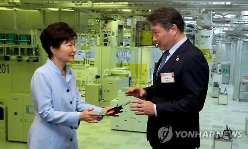 박근혜 대통령이 지난 8월 25일 경기도 이천시 SK하이닉스 M14 반도체공장 준공 및 미래비전 선포식을 마치고 나서 최태원 SK회장으로부터 반도체 생산에 대해 설명을 듣고 있다. (사진=연합뉴스)