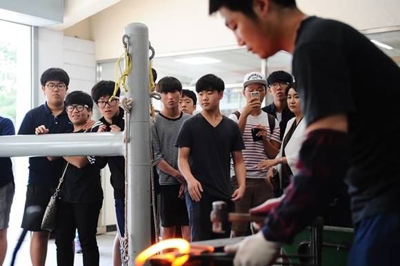 말산업 직업체험 중 장제사 작업(사진=한국마사회)