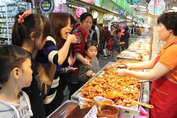 지난 3일 광명시장을 찿은 대만 관광객(사진=경기관광공사)