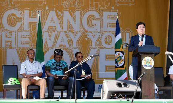 2015년 제2회 생태교통 페스티벌 개막식이 열린 4일 오전 남아프리카공화국 요하네스버그 샌톤에 마련된 행사장에서 염태영 수원시장이 축사를 하고 있다.(사진=수원시)