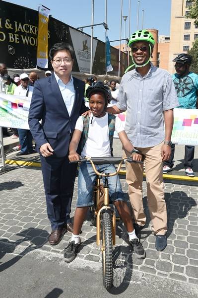 남아프리카공화국 요하네스버그 샌톤에 마련된 행사장에서 염태영 수원시장, 요하네스버그 팍스타우 시장(오른쪽)이 금빛 자전거 이양식을 마친 뒤 기념촬영을 하고 있다.(사진=수원시)