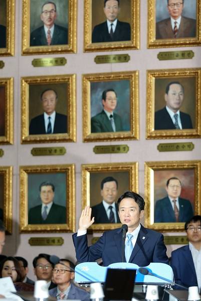 남경필 경기도지사가 5일 오전 경기도청 신관 4층 제1회의실에서 열린 2015년도 국토교통위원회 국정감사에서 증인선서를 하고 있다.(사진=경기도)