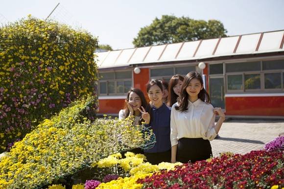럿츠런파크 서울 국화 작품 앞에서 관람객들이 기념사진을 찍고 있다.(사진=한국마사회 렛츠런파크)