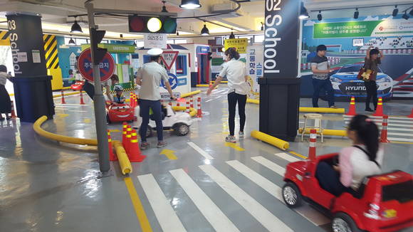 지난 9월 공원에 문을 연 ‘어린이 교통안전 드라이빙 스쿨’은 어린이집 등의 안전체험시설로 관람객 유치에 한몫하고 있다.(사진=광주시)