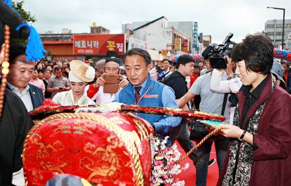 지난해 남사당바우덕이축제 길놀이페레이드