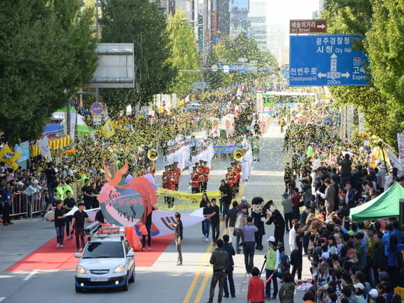 지난해 충장축제에서 참가자들이 금남로 일원에서 거리퍼레이드를 펼치고 있다.(사진=동구청)