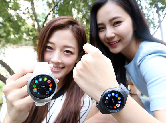 SK텔레콤 모델이 ‘기어 S2 band’를 착용한 모습. (사진제공=SK텔레콤)