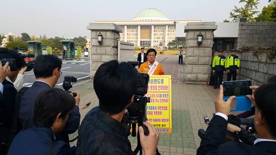 최성 고양시장이 국회정문 앞에서 서울외곽순환도로 북부구간 통행료 인하 촉구 1인 시위를 하고 있다.(사진= 김진부 기자)