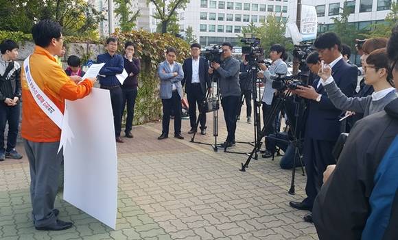 최성 고양시장이 취재진에 둘러싸여 국정감사 전 정성호 국회의원(국토교통위원장 직무대리)에게 전달할 협의체 입장문을 낭독하고 있다.(사진= 김진부 기자)