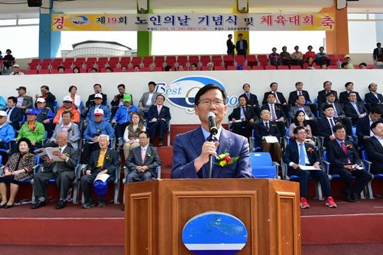 유영록 김포시장이 노인의 날 행사에서 인사말을 하고 있다.(사진= 김포시)