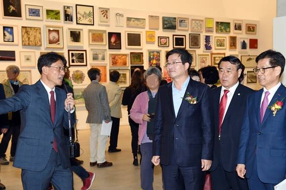 염태영 수원시장이 지난 8일 수원시립미술관 SIMA 개관식에 참석해 전시작품을 관람하고 있다.(사진=수원시)