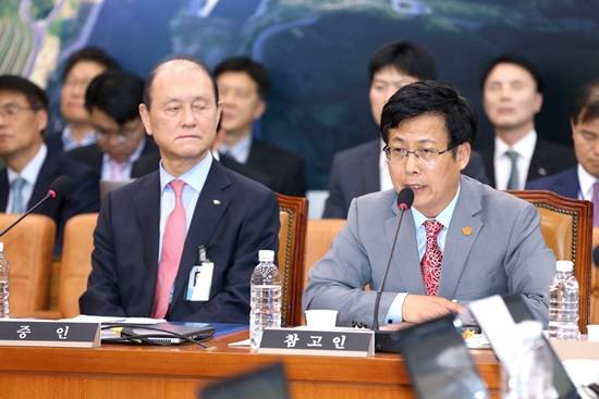 최광 국민연금공단 이사장 우측에서 최성 시장이 서울외곽순환도로의 북부구간 통행료가 10배 비싼 이유는 국민연금공단의 48%의 이자수익에 있다고 밝히고 있다.(사진= 고양시)