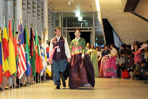 주한대사 부부들의 한복패션쇼(사진=수원시)