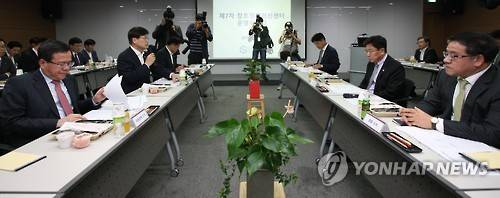 최양희 미래창조과학부 장관이 5일 오후 서울 종로구 KT광화문빌딩 서울창조경제혁신센터에서 '제7차 창조경제혁신센터 운영위원회'를 주재하고 있다. (사진=연합뉴스)