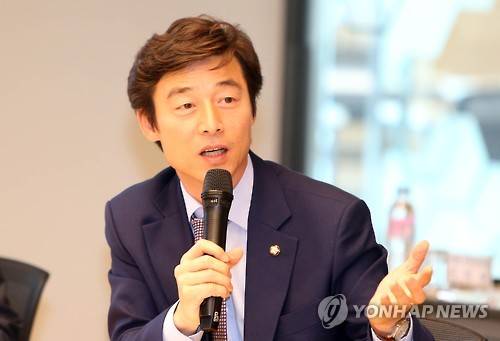 지난달 15일 부산창조경제혁신센터에서 열린 국정감사에서 국회 미래창조과학방송통신위원회 송호창 의원이 조홍근 센터장에게 질의하고 있다. (사진=연합뉴스)