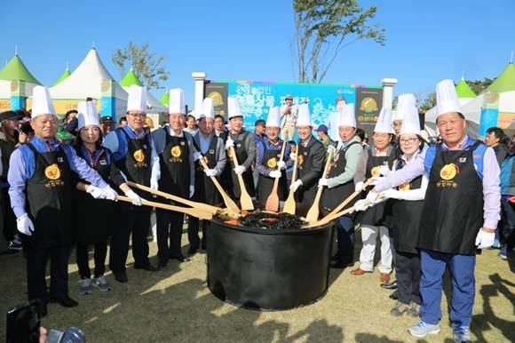 2015 안성맞춤 남사당바우덕이 축제의 오랜 전통으로 자리잡은 비빔밥 나눠주기 행사. 배고픔에 움켜 쥔 배를 달래주던 안성사람들의 따뜻한 마음을 담아 정성스레 관람객들에게 나눠주는 안성시만의 전통 행사(사진=안성시)