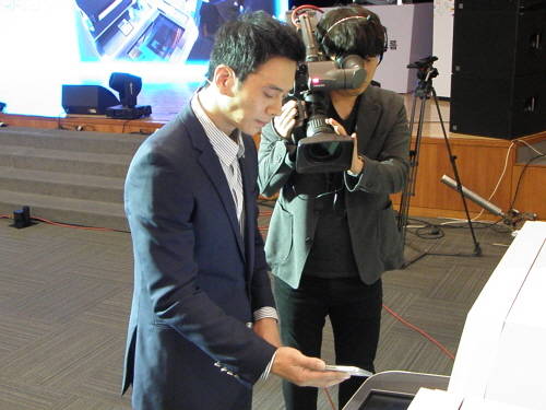 13일 KEB하나은행 본점에서 열린 시연회에서 하나멤버스로 현금을 인출하는 모습. (사진=이성호 기자)