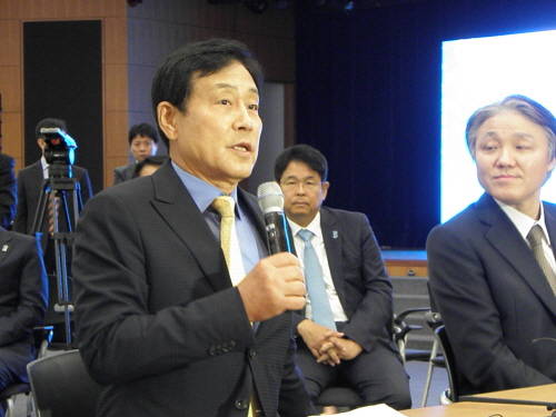 기자들 질문에 답하는 김정태 회장. (사진=이성호 기자)