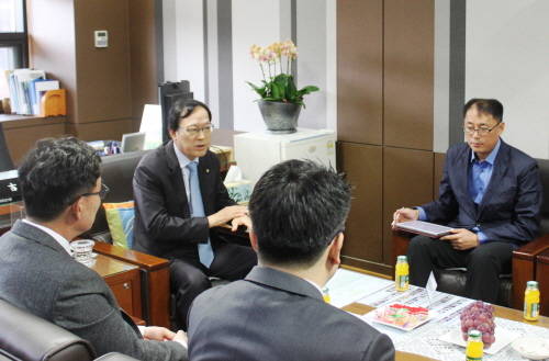 NH농협금융지주 김용환 회장(왼쪽 두번째)이 현장경영으로 농협은행 경기영업본부와 농협은행 안성시지부를 방문해 직원들과 소통하고 있다. (사진제공=NH농협금융)