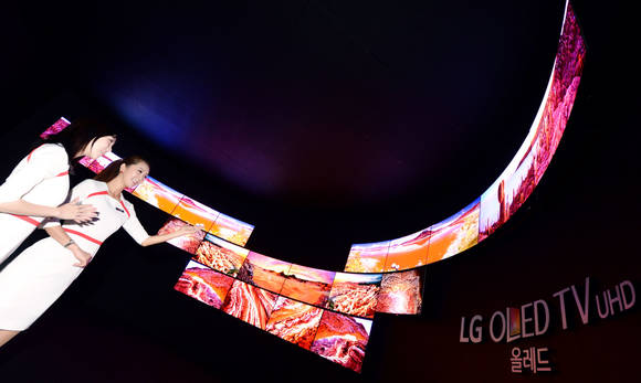 울트라 올레드 TV 20대를 비상하는 날개처럼 벽면에 길게 배치한 올레드 암실(暗室). (사진제공=LG전자)