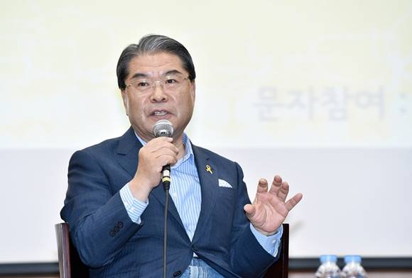 이재정 경기도교육감이 14일 오전 경기도교육복지종합센터 대강당에서 열린 수원지역 학부모들과의 정책공감 토크콘서트에서 학부모들과 소통의 시간을 가지고 있다.