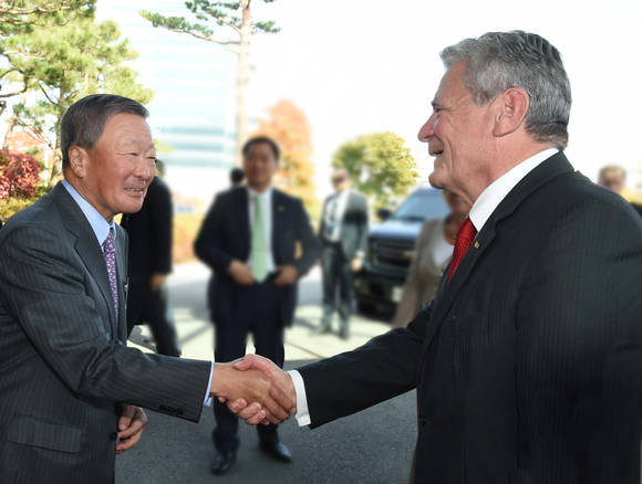 구본무 LG 회장(왼쪽)이 14일 경기도 파주시 LG디스플레이 파주공장을 방문한 요아힘 가우크(Joachim Gauck) 독일 대통령(오른쪽)을 안내하고 있다. (사진제공=LG그룹)