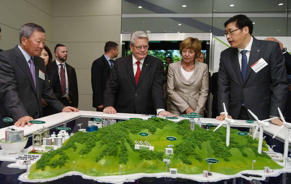 14일 경기도 파주시 LG디스플레이 파주공장을 방문한 요아힘 가우크(Joachim Gauck) 독일 대통령(가운데)이 구본무 LG회장(왼쪽)의 안내를 받아 LG의 에너지 자립섬 솔루션에 대한 설명을 듣고 있다. (사진제공=LG그룹)