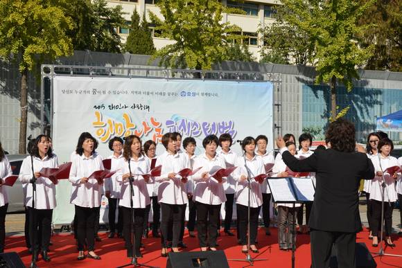 효성이 후원해 14일 마포아트센터에서 열린 마포구 희망나눔 페스티벌 ‘재민아 사랑해’에서 마포구립합창단이 공연을 하고 있다. (사진제공=효성)