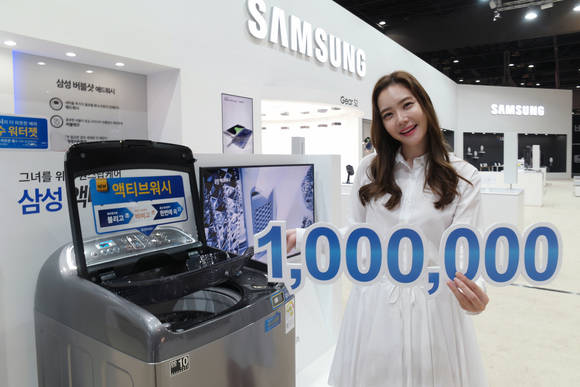 삼성전자 모델이 14일 킨텍스에서 열리는 ‘제46회 한국전자산업대전(2015 KES)’에서 출시 9개월만에 글로벌 판매 100만대를 돌파한 ‘액티브워시’ 세탁기를 소개하고 있다. (사진제공=삼성전자)