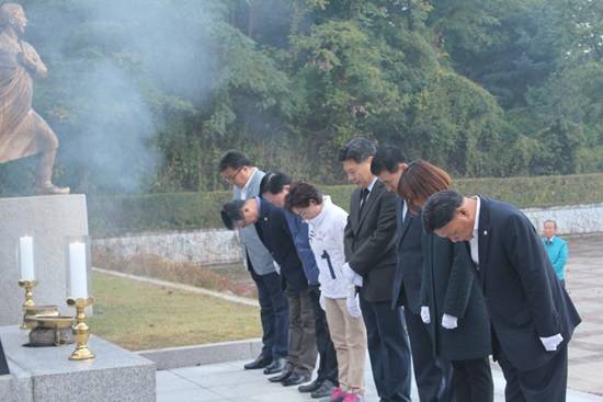 새누리당 도의원 후보 선거운동에 돌입하면서 홍문종 의원(오른쪽 네번째)이 각 후보 및 시의원들과 현충탑 참배를 하고 있다.