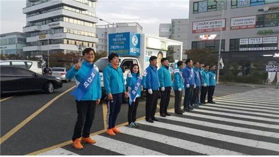 김포시 보궐선거에 나설 채신덕 새정치민주연합 시의원 후보가 15일 출정식을 갖고 공식적인 선거운동에 돌입했다.(사진= 채신덕 선거사무소)
