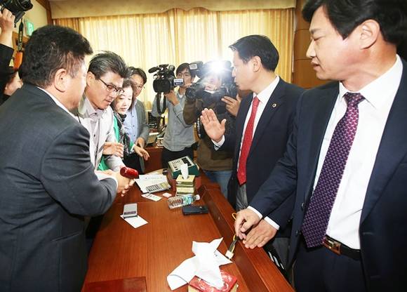 경기도의회 교육위원회 회의실서 여야 의원들이 심의안은 무효라며 설전을 벌이고 있다.(사진=연합뉴스)