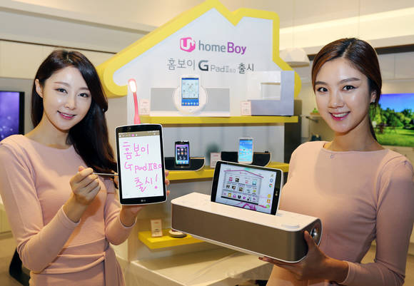 서울 용산구 LG유플러스 본사 1층 체험관에서 모델들이 ‘홈보이(homeBoy) G 패드II’를 소개하고 있다. (사진제공=LG유플러스)