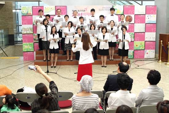 환우와 의료진이 함께 참여하는 핑크리본 미니 콘서트(사진= 명지병원)