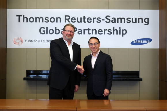 16일 삼성전자 글로벌마케팅실 홍원표 사장과 톰슨 로이터의 제임스 스미스 CEO이 경기도 수원 삼성디지털시티에서 만나 글로벌 협력에 대해 논의했다. (사진제공=삼성전자)