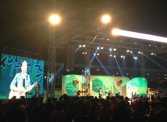 저녁 8시경 평화의광장에서 열린 축하공연. (사진=정의식 기자)